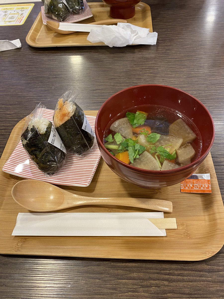 佐藤デヴィッドたまこ On Twitter 今日は用事があって御殿場アウトレットに向かっているのだが 足柄saで朝ごはん こめらくのつみれ汁美味しい おにぎりもほろほろで美味しい そしてsaに来たら絶対買うたべる珈琲がない