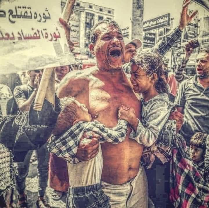 A painful image shows a Yemeni man holding his children and crying in #Taiz city due to the hunger and the very bad circumstances that Yemeni citizens are facing!
Years without salaries, electricity, clean water and health care!
#Yemen war must be over! 
#YemenCantWait