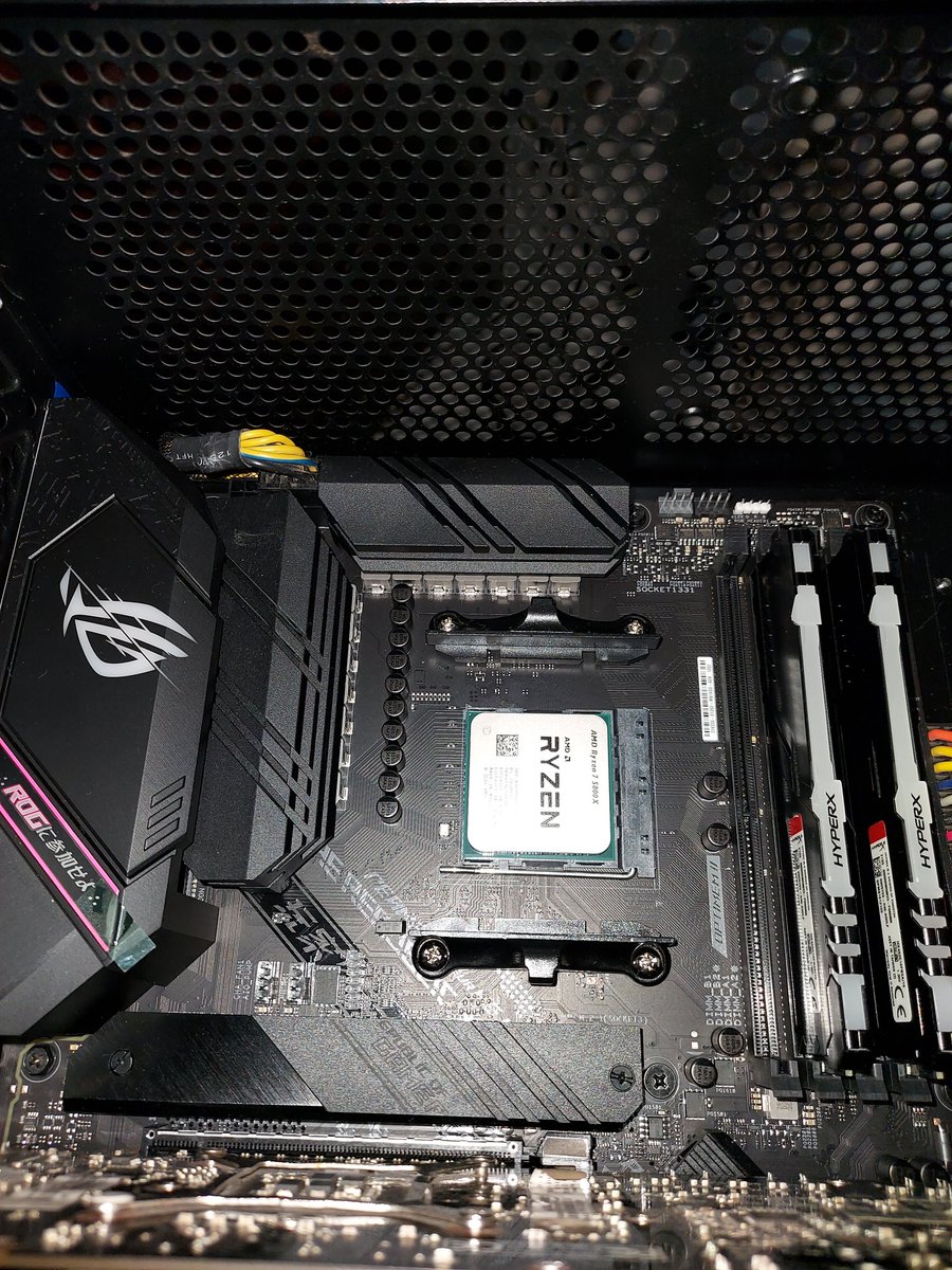 macgyverpsyco's tweet photo. e o monstro tรก tomando forma, sรณ falta chegar o radiadorzinho de 147 e ser feliz ๐ฅฐ
#AMD #ASUSROGNA #HyperX #nvidia #Windows10 #XboxGamePassUltimate https://t.co/x0P8Cd9JOP