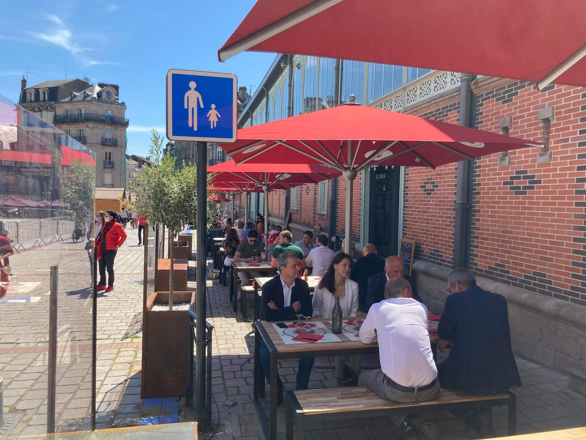 Limoges centre névralgique aujourd'hui. Presence d'<a href="/al_rousset/">Alain Rousset</a> aux côtés d'<a href="/AndreaBrouille/">Andréa Brouille</a> pour les élections régionales et rencontre impromptue avec <a href="/fhollande/">François Hollande</a>
Les terrasses sont pleines, le printemps est là, les victoires de la gauche viennent <a href="/hautevienneunie/">La Haute-Vienne Unie</a>
 #nosterritoires