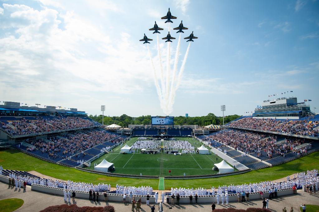 USNavy's tweet photo. Join us in congratulating the #USNAClassof2021 for triumphantly making it to the finish line! https://t.co/JopgM1zrDm