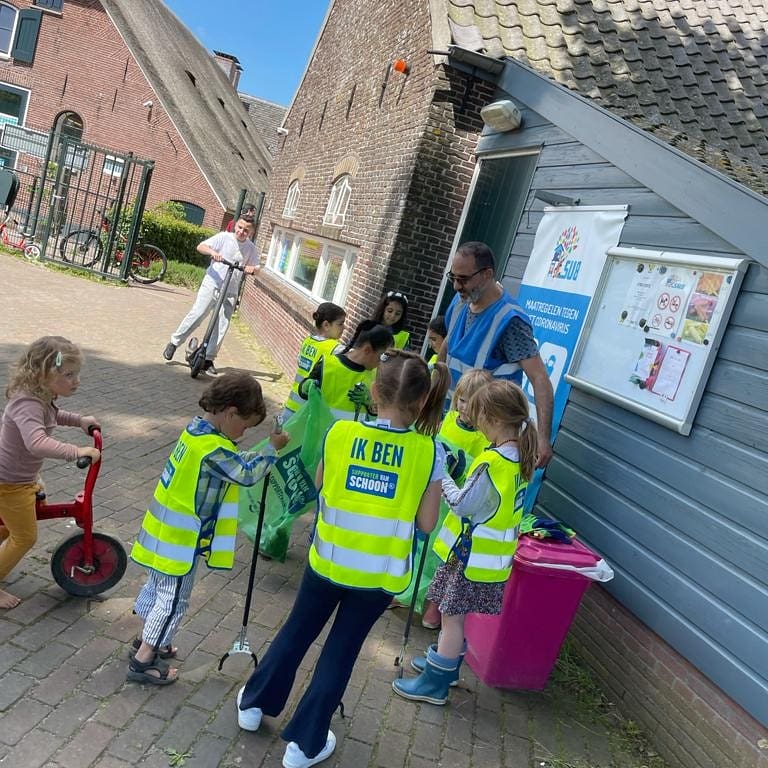 debalije's tweet photo. Niet ingepland, de kinderen van speeltuin Debalije en de bezoekers hebben de initiatief genomen en de speeltuin en de wijk schoon gemaakt.
De toppers zijn jullie... jong geleerd.
#subreed #debalije #nlschoon #NLdoet #bengoes #speeltuindealbatros #gemeenteeutrecht https://t.co/PGcWbeNTch
