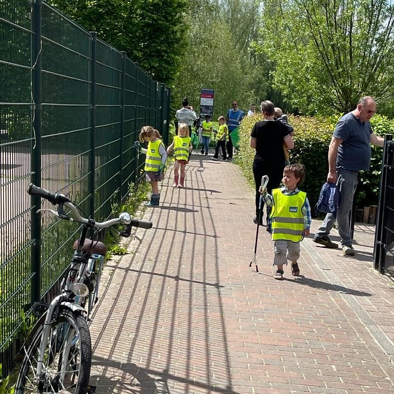 debalije's tweet photo. Niet ingepland, de kinderen van speeltuin Debalije en de bezoekers hebben de initiatief genomen en de speeltuin en de wijk schoon gemaakt.
De toppers zijn jullie... jong geleerd.
#subreed #debalije #nlschoon #NLdoet #bengoes #speeltuindealbatros #gemeenteeutrecht https://t.co/PGcWbeNTch
