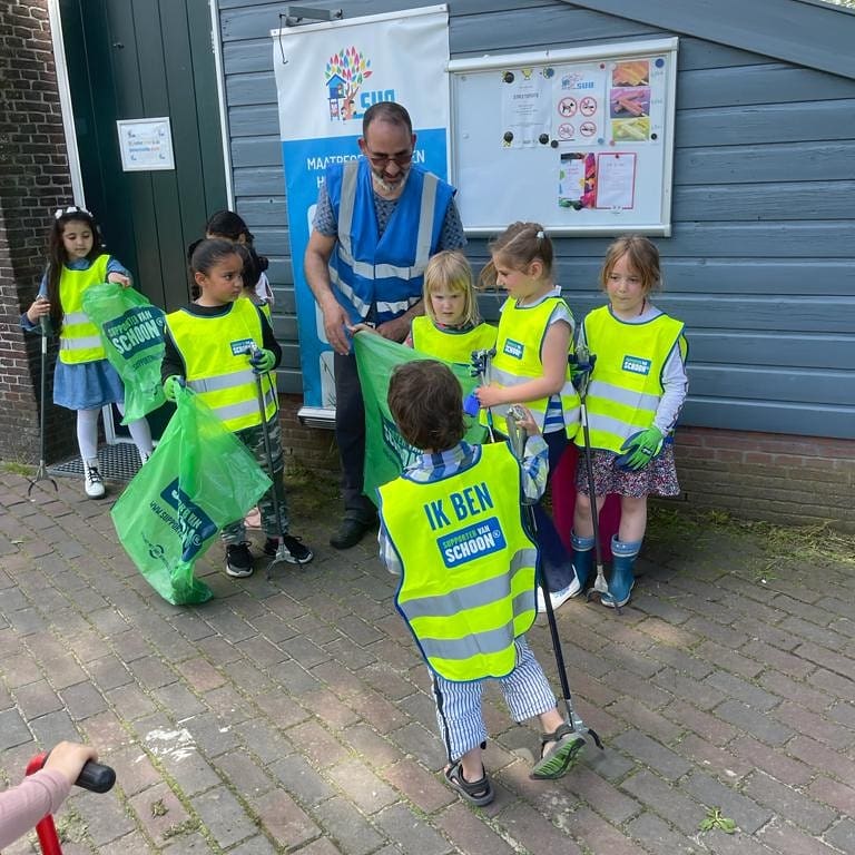 debalije's tweet photo. Niet ingepland, de kinderen van speeltuin Debalije en de bezoekers hebben de initiatief genomen en de speeltuin en de wijk schoon gemaakt.
De toppers zijn jullie... jong geleerd.
#subreed #debalije #nlschoon #NLdoet #bengoes #speeltuindealbatros #gemeenteeutrecht https://t.co/PGcWbeNTch