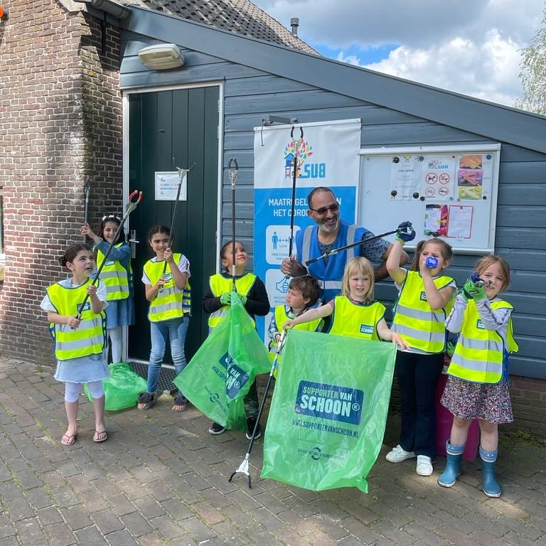 debalije's tweet photo. Niet ingepland, de kinderen van speeltuin Debalije en de bezoekers hebben de initiatief genomen en de speeltuin en de wijk schoon gemaakt.
De toppers zijn jullie... jong geleerd.
#subreed #debalije #nlschoon #NLdoet #bengoes #speeltuindealbatros #gemeenteeutrecht https://t.co/PGcWbeNTch
