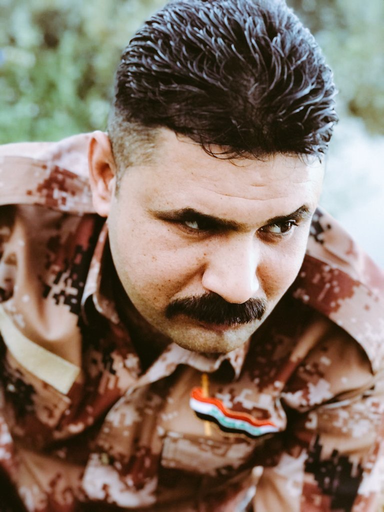 شيبه بلبن وبليل جنت التكطها 
هسه ايدي بالماعون ما اشوف احطهه 
يربع