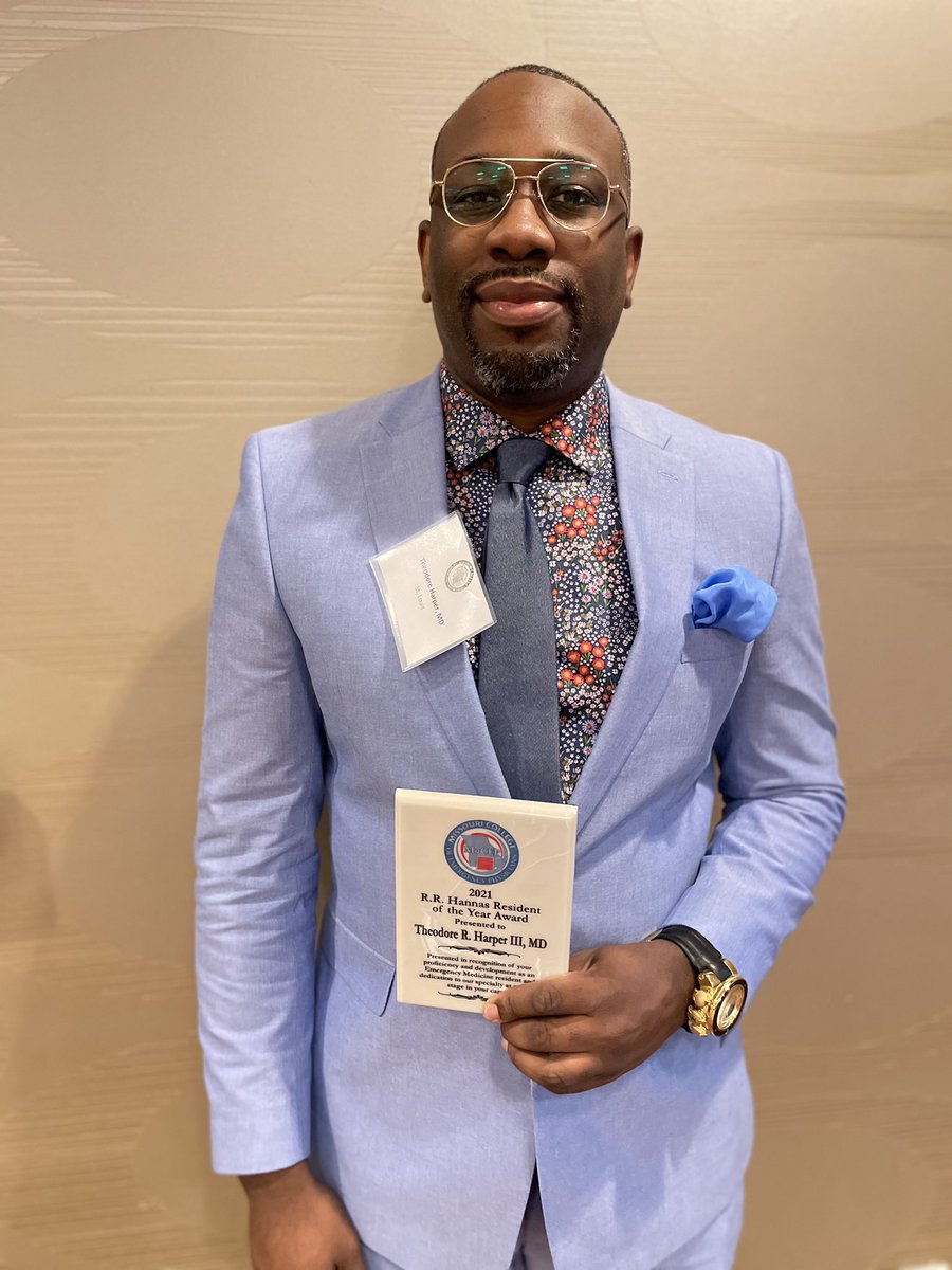 themediques's tweet image. Congrats to Dr. Harper for receiving the @MoAcep Hannah’s Missouri Resident of the Year Award. @MoAcep also donated $500.00 to the MediQues! #mediques #omegapsiphi @TauChapterQues @OfficialOPPF #EmergencyMedicine @SLUEMRes