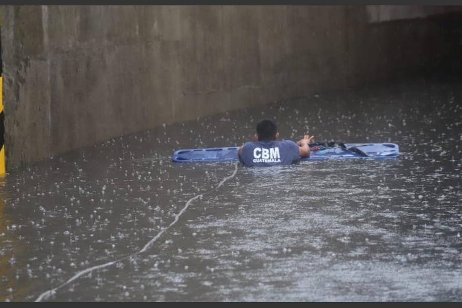 soy_502's tweet photo. 🌧 BUS BAJO EL AGUA ⎮ Así fue el rescate de las personas atrapadas en inundación del paso a desnivel de la 13 calle

Los bomberos nadaron y usaron cuerdas para salvar a los afectados por la inundación:

https://t.co/wQglxBTNX0 https://t.co/7gSow6781X