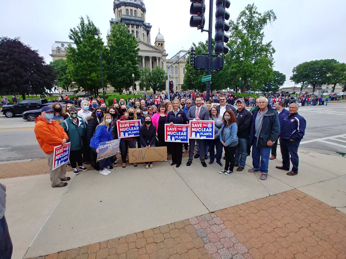 SenatorRezin's tweet photo. Today, hundreds of people, many from the 38th Senate District, came to the Capitol to demand the passage of legislation that will keep our state's nuclear fleet open. I am proud to represent three of Illinois' nuclear plants. #savedresden #saveourjobs #saveILnuclear https://t.co/rbBjp9iWuV