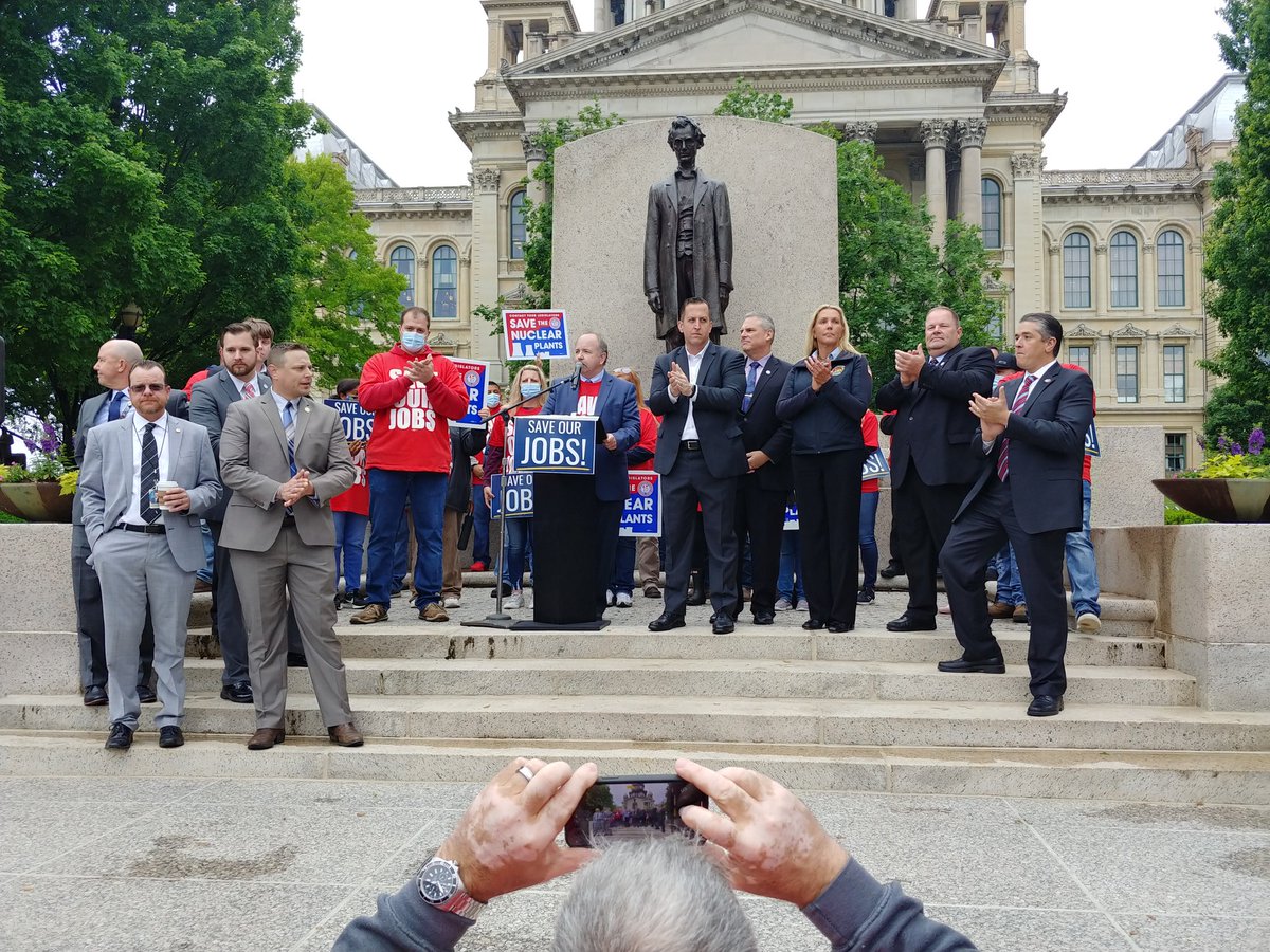 SenatorRezin's tweet photo. Today, hundreds of people, many from the 38th Senate District, came to the Capitol to demand the passage of legislation that will keep our state's nuclear fleet open. I am proud to represent three of Illinois' nuclear plants. #savedresden #saveourjobs #saveILnuclear https://t.co/rbBjp9iWuV