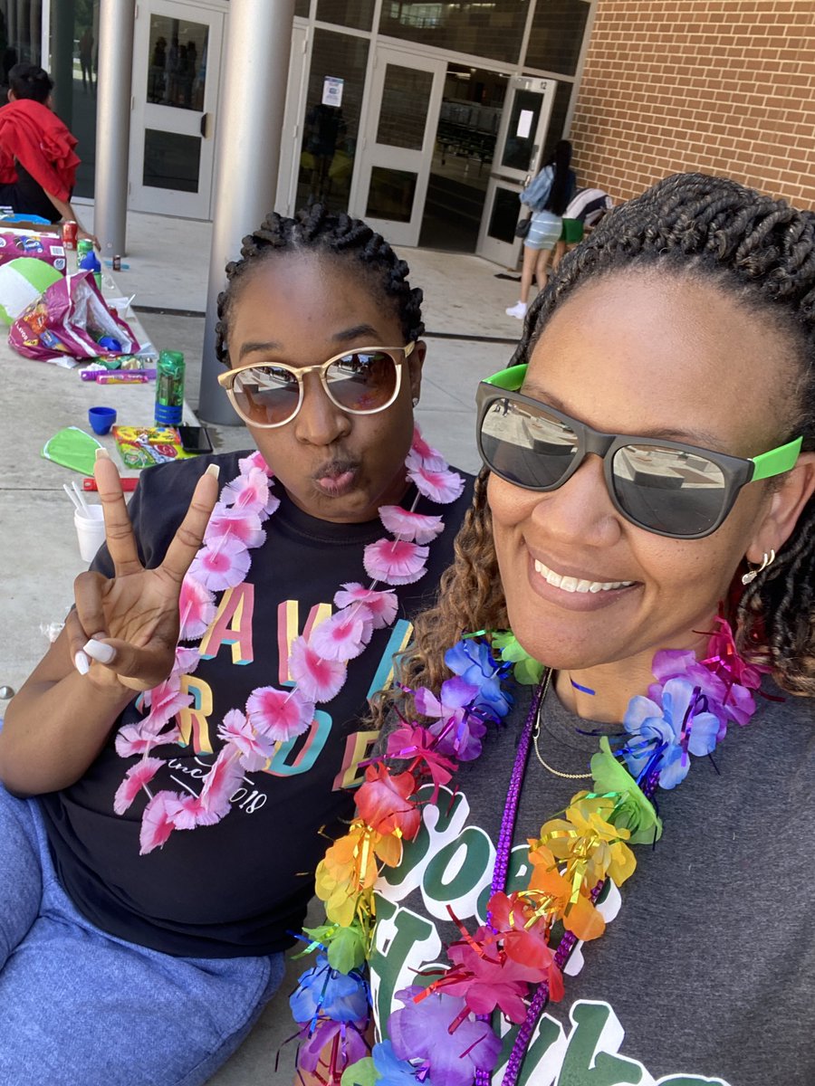 TiffTweets1014's tweet photo. Fun times celebrating our 8th graders today! The first class to complete all 3 years at @HofiusKISD ๐๐ #ClassOf2025 #BeginningToEnd https://t.co/6H2V999HVR