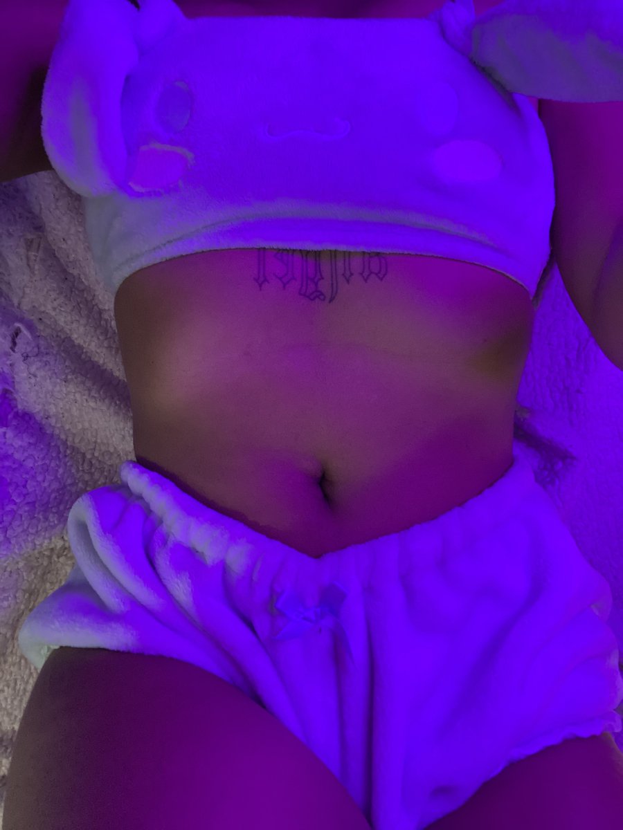 pinkbIob's tweet photo. come lay with me? ♡ https://t.co/Hp2mCuJpKq