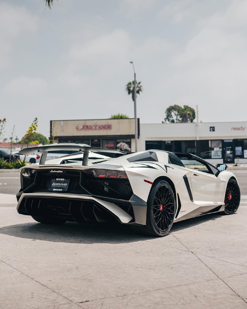 carpxrnpicx's tweet photo. Aventador SV https://t.co/KdwP57mUJo