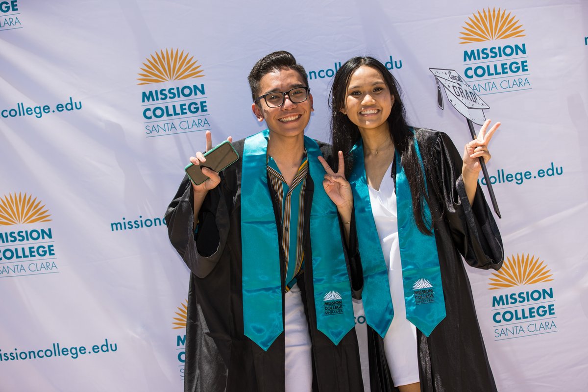 go2MissionSC's tweet photo. Celebrating our #MissionSCgrads at our drive-thru ceremony. See more photos: https://t.co/UJ6MlbsSPz @CalCommColleges @SantaClaraCity @SantaClaraUSD https://t.co/veJPKLzCH7