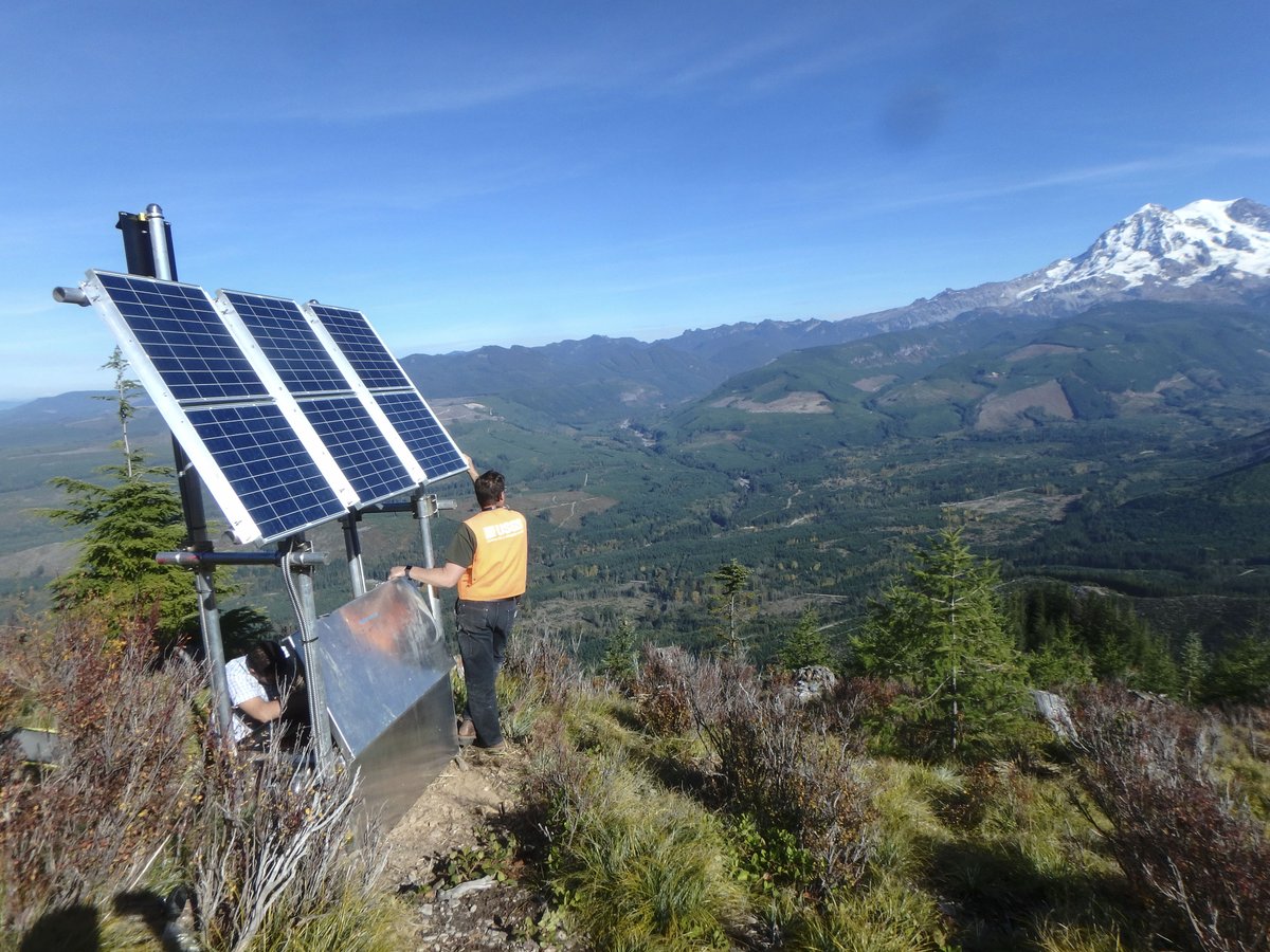 USGSVolcanoes's tweet photo. #Cascade Range volcanoes at normal background levels of activity this week, https://t.co/X4Hv7GTjYi. #Geophysicist pauses to admire the view of #MountRainier, while installing a telemetry repeater site west of the #volcano in 2018. Photo by R. Kramer.  #VolcanoUpdate https://t.co/1pPr9LY0dT