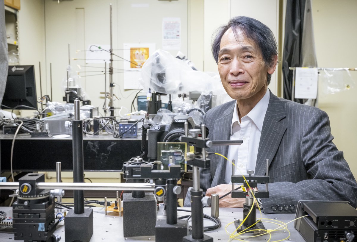 佐々木俊尚 発想面白い コンタクトレンズに画像表示しても目はピントを合わせられない そこで コンタクトにホログラムを表示 し 目から離れた位置に立体像を表示すればピントを合わせられるだろう ホログラム コンタクトレンズで究極のarディスプレイ