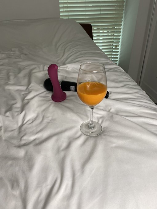 just orgasmed on this mattress without spilling this carrot juice WUT UP!!! https://t.co/GySTIxnIwZ