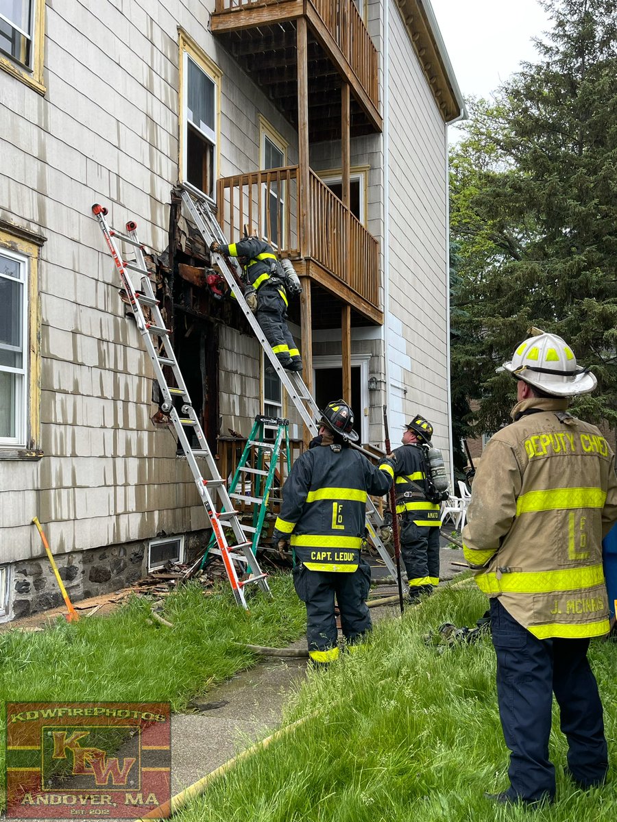 kdwfirephotos's tweet image. Working fire in Lawrence at 129 Willow St. Fire in the D side wall extended across the ceiling between floors 1&amp;amp;2. Quick response &amp;amp; knockdown @LawrenceFire146 @Bfmorty @ctfirephoto @brahp @lawrenceengine7 @Sweeney_23