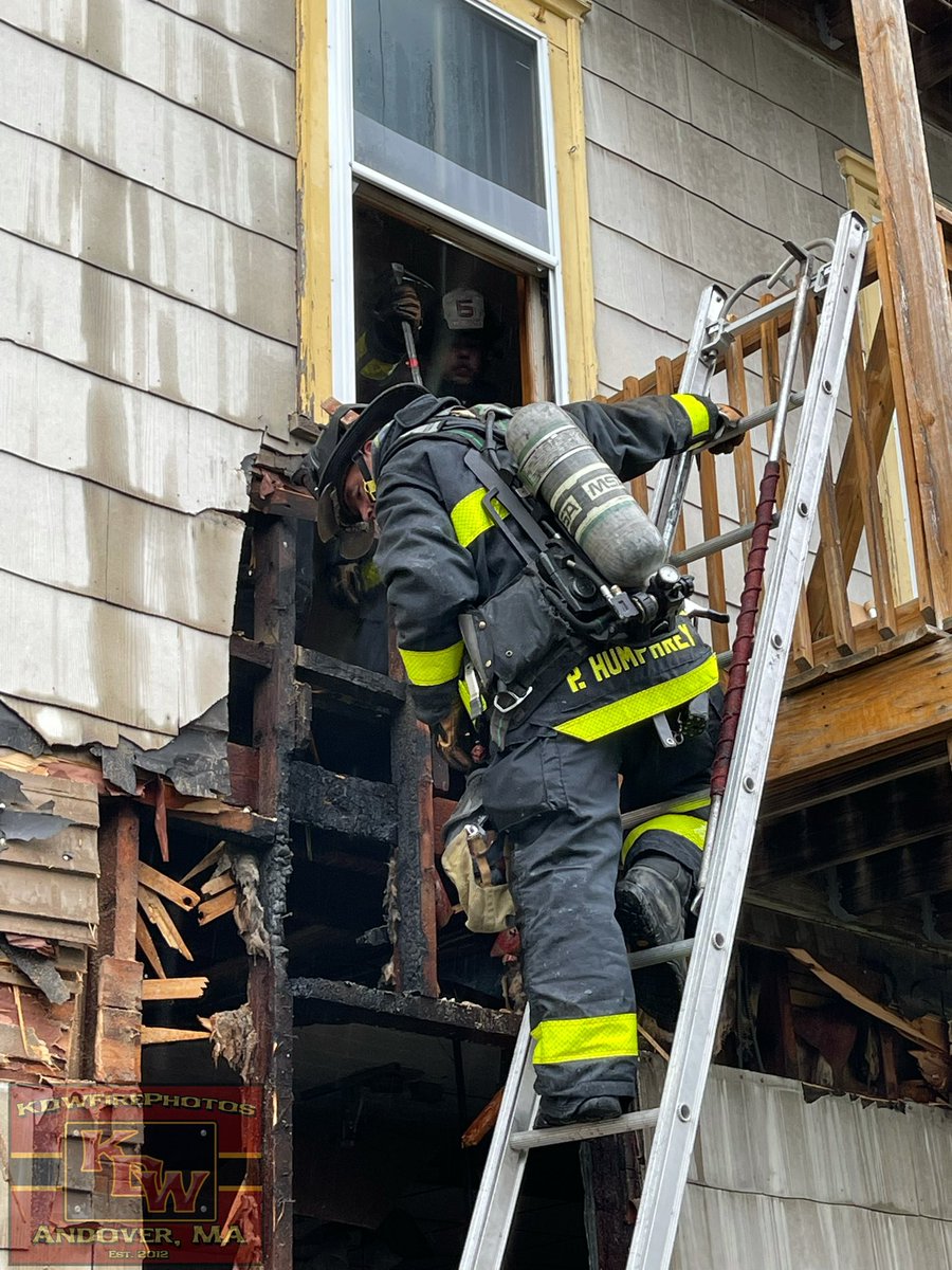 kdwfirephotos's tweet image. Working fire in Lawrence at 129 Willow St. Fire in the D side wall extended across the ceiling between floors 1&amp;amp;2. Quick response &amp;amp; knockdown @LawrenceFire146 @Bfmorty @ctfirephoto @brahp @lawrenceengine7 @Sweeney_23