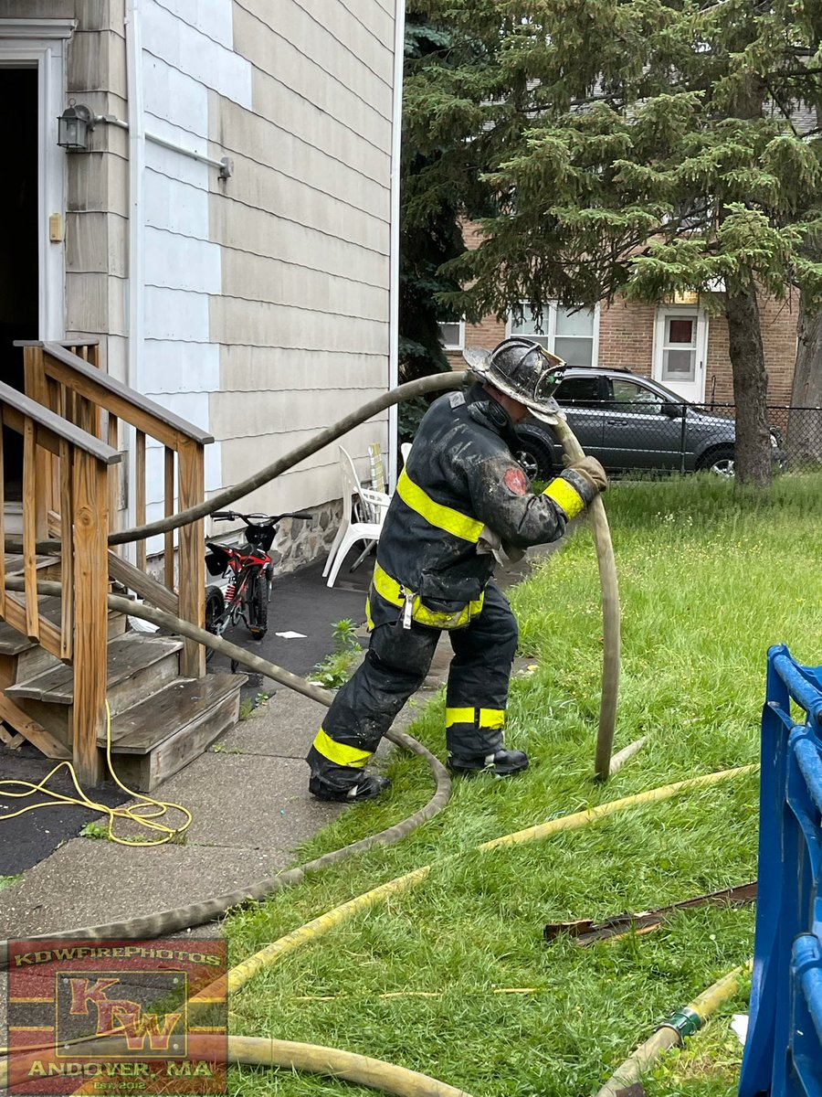 kdwfirephotos's tweet image. Working fire in Lawrence at 129 Willow St. Fire in the D side wall extended across the ceiling between floors 1&amp;amp;2. Quick response &amp;amp; knockdown @LawrenceFire146 @Bfmorty @ctfirephoto @brahp @lawrenceengine7 @Sweeney_23