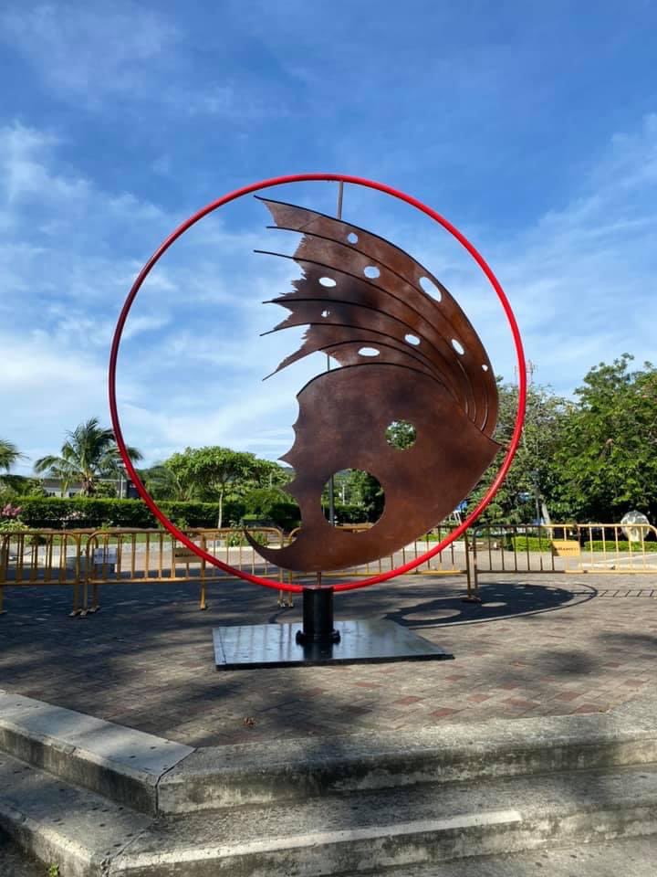 “El último vuelo” obra de Eduardo Cacho Rodríguez, representa las mariposas y en especial las alas son un símbolo de resurrección del alma, es trascender y elevarse a la luz en la última transformación de la vida. Un tributo a todas las personas del cantón de Mora que ya no están