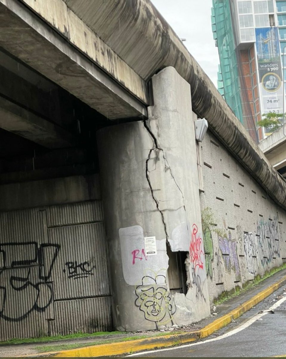 Esto es en el puente/rotonda del Hospital Paitilla. No soy Ingeniera pero esto no se ve nada bien!