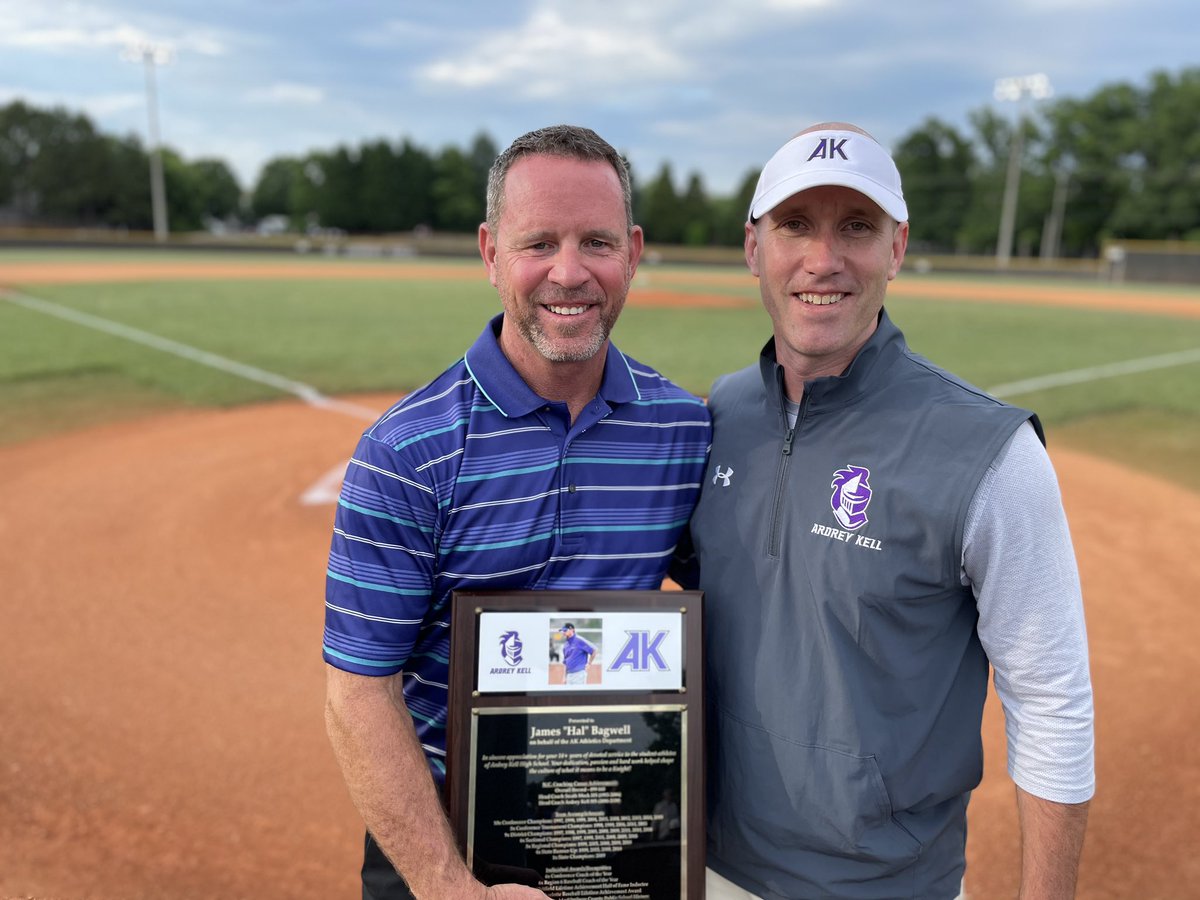 So honored to recognize Coach Bagwell tonight w/ a pre-game retirement ceremony.  Without a doubt a Hall of Fame coaching career, but even more important is what he’s meant to the AK community since the day the school opened!
#KnightPride 🐐