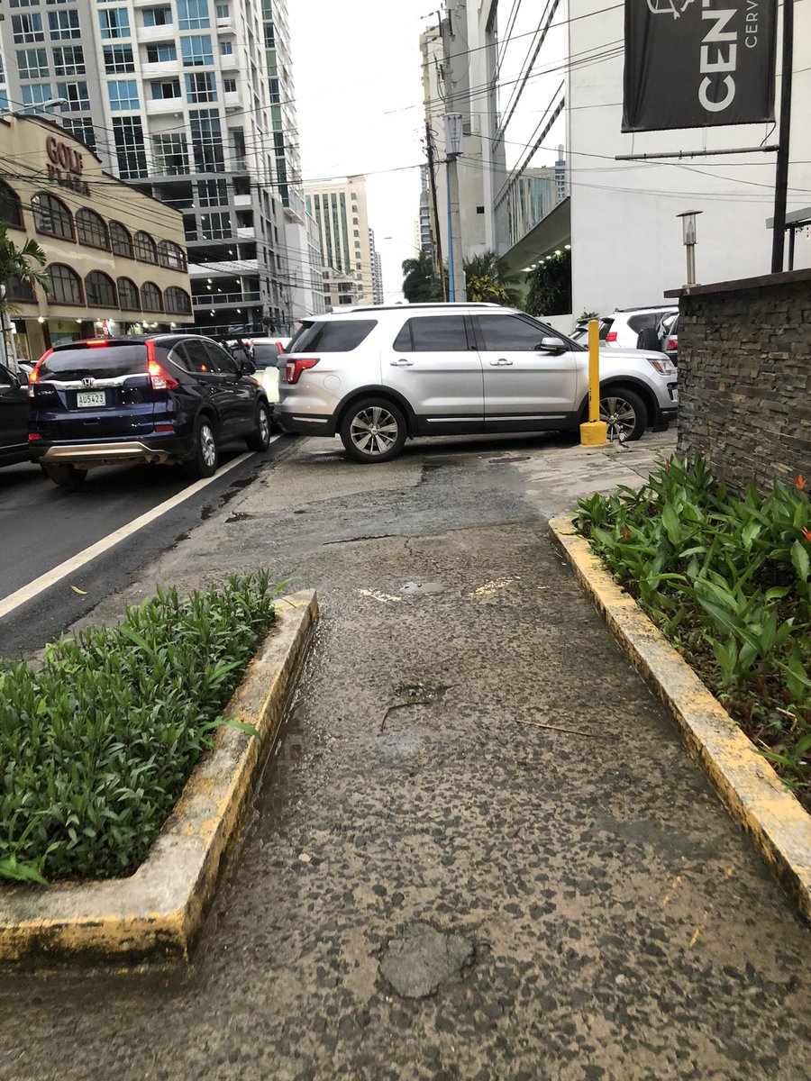 SanFran_SOS's tweet photo. Otro día más en @jcsanfrancisco_ a ver si las autoridades actúan en #Spot74 calle 74. Viernes de desorden (igual que el resto de la semana pero con más carros) https://t.co/B0cudkeZj3