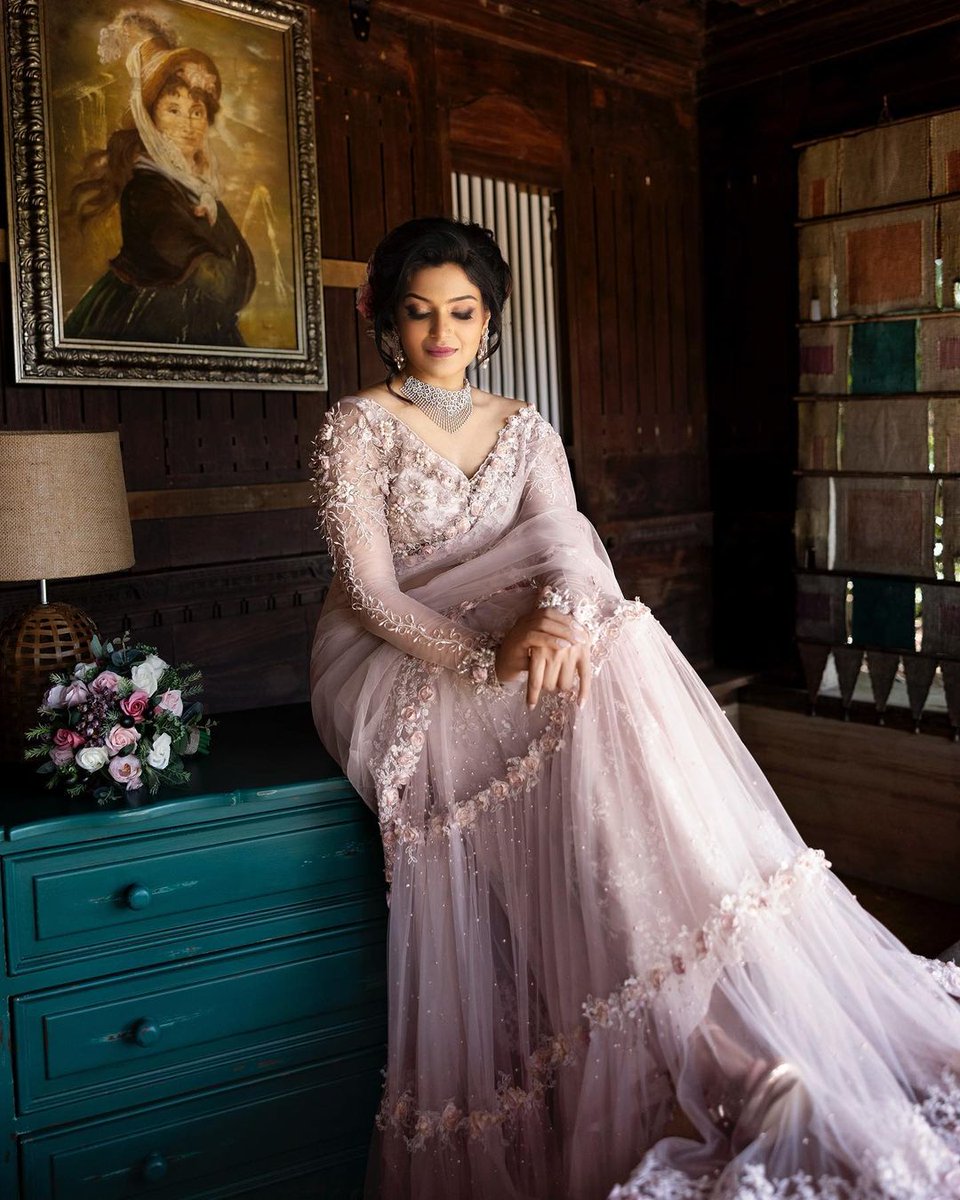 Once in a while, right in the middle of an ordinary life... love gives us a fairytale♥️

Loved this beautiful Bridal saree! Gave me a princess 👸 feel!