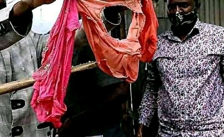 liquid256_amato's tweet photo. Woman caught making kwete with her under pants, she says it helps add flavor. 😂😂😂🙌🙌🙌 https://t.co/LNLzUN57uE