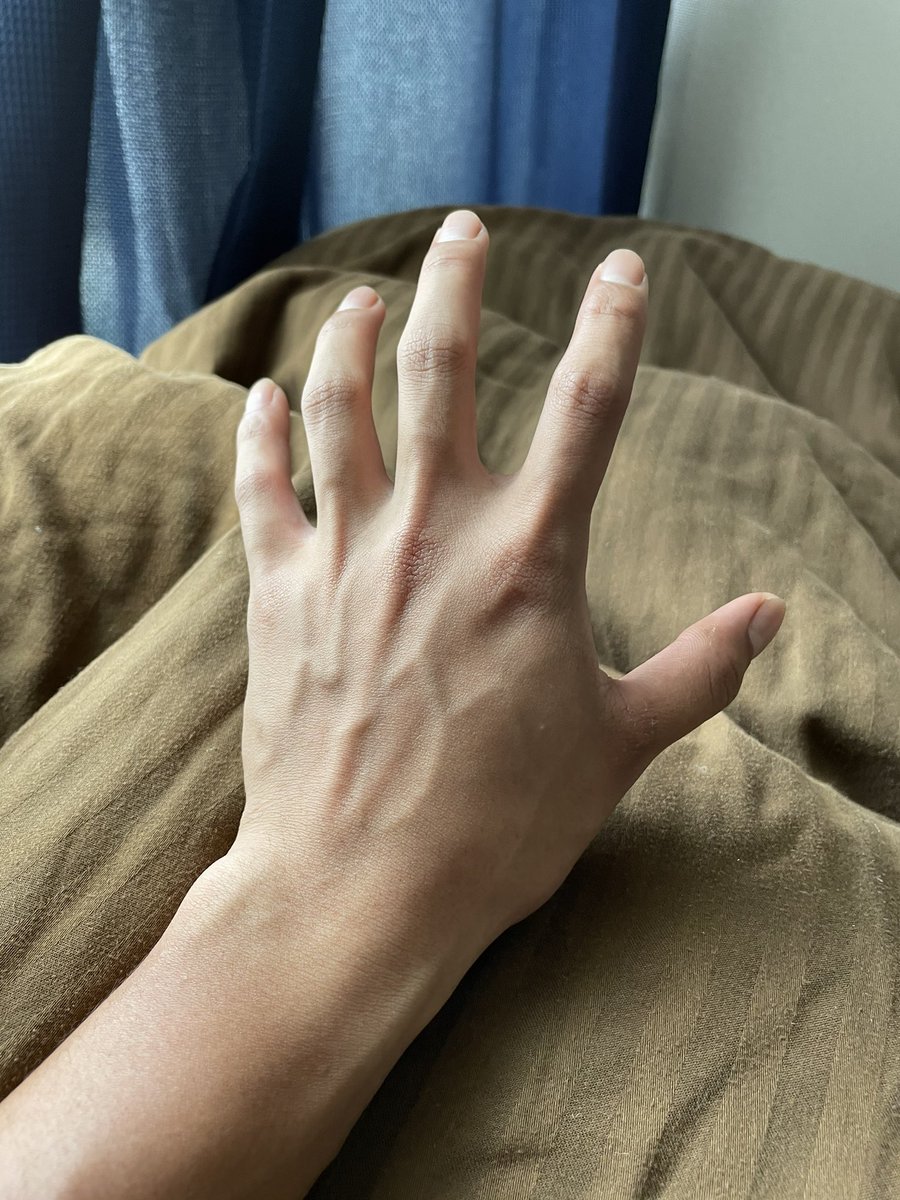 Ryu Reality みんなやってるからやってみる 手の写真って撮るのムズすぎんか みんなよう綺麗に撮れるな リアリ手マングランプリ