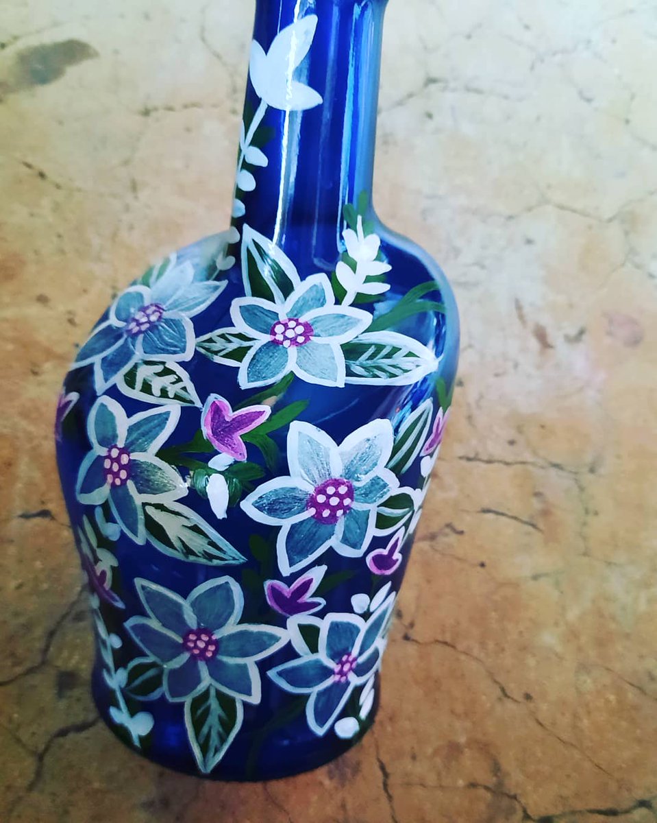Bulletqueen21's tweet photo. Hand painted bottle art https://t.co/cH9BXsPuBr