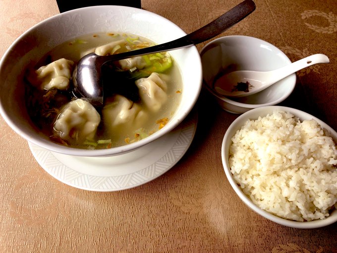 今日の昼メシ、スープ餃子ご飯。
最近のお気に入りだ。
白飯にラー油を回しがけするとまた美味い。 