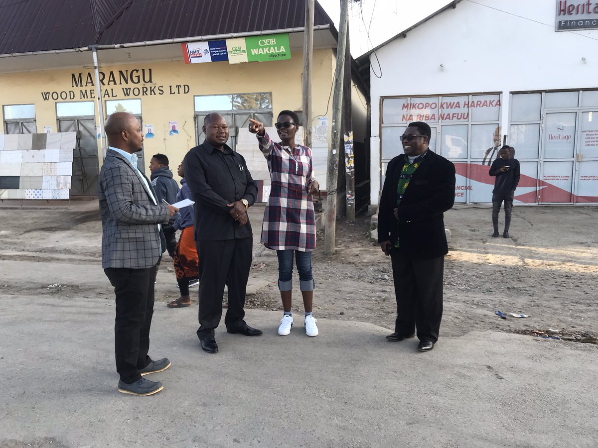 WizarayaUJ's tweet photo. #KaziKazi

Naibu Waziri wa Ujenzi na Uchukuzi na Naibu Spika wa Bunge la Jamhuri ya Muungano wa Tanzani @TuliaAckson watembelea miundombiny Barabara eneo la Mwanjelwa na Uyole na kuuagiza Wakala wa Barabara Nchini (TANROADS) kurekebisha barabara za pembezoni. https://t.co/n4Iu4O9P5W