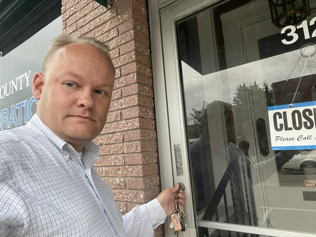 NinthCDDems's tweet photo. WORK WEEKEND: Serving in Party Leadership brings with it the responsibility to do the work. It may be a holiday weekend, but our District Chair @Adamdickey and other members of our team have been plugging away since midday at Headquarters. #LetsMakeGoodThingsHappen https://t.co/Y6ANDEc3Sw