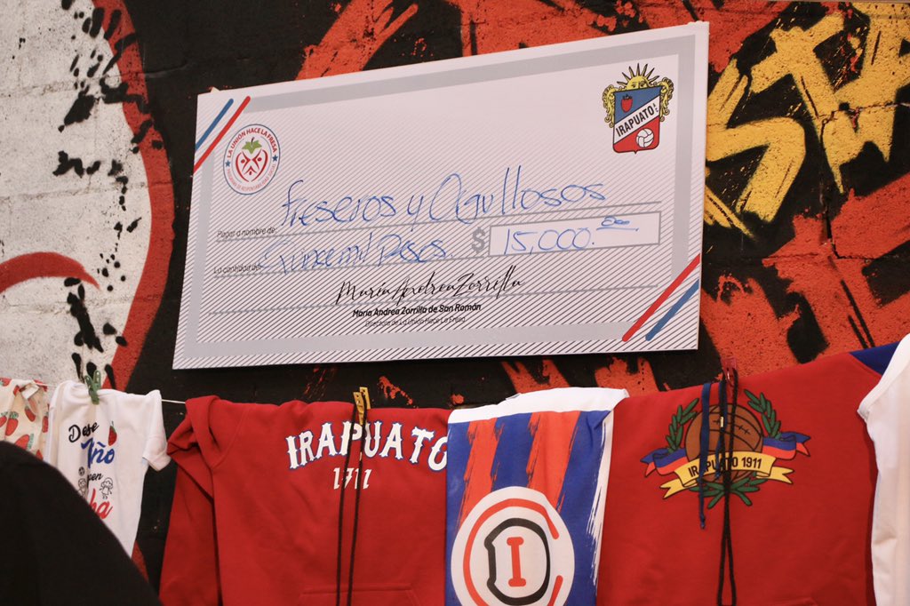 irapuatooficial's tweet photo. Nuestro programa de responsabilidad social sigue apoyando a la comunidad irapuatense. Ahora con donativos de jerseys y un cheque para apoyar a los aficionados que sufrieron un accidente en días pasados. 

¡Unidos somos más!

#LaUniónHaceLaFresa 🤝 https://t.co/aXQYwOAOzG