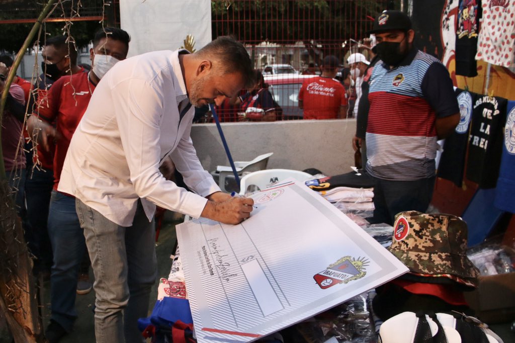 irapuatooficial's tweet photo. Nuestro programa de responsabilidad social sigue apoyando a la comunidad irapuatense. Ahora con donativos de jerseys y un cheque para apoyar a los aficionados que sufrieron un accidente en días pasados. 

¡Unidos somos más!

#LaUniónHaceLaFresa 🤝 https://t.co/aXQYwOAOzG