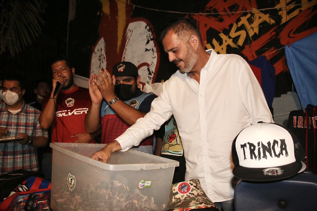 irapuatooficial's tweet photo. Nuestro programa de responsabilidad social sigue apoyando a la comunidad irapuatense. Ahora con donativos de jerseys y un cheque para apoyar a los aficionados que sufrieron un accidente en días pasados. 

¡Unidos somos más!

#LaUniónHaceLaFresa 🤝 https://t.co/aXQYwOAOzG