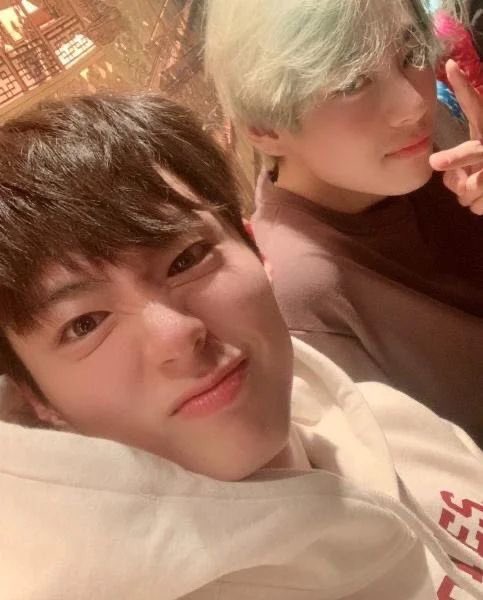 aruanfelixfc's tweet photo. bogum pode não ter mais o follow do bts, mas o que é um unfollow pra quem tem o kakaotalk deles?

reflita https://t.co/hwZVCCfEgn
