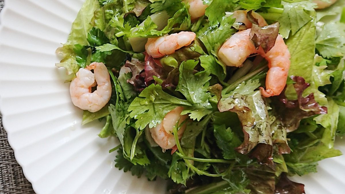 オリーブオイル キヨエです パクチーえびサラダ 薄切りしたニンニクとパクチーの根っこと茎部分をキヨエオリーブオイルで弱火で炒める サニーレタスと茹でえびを入れたボウルに を合わせる 塩 胡椒してキヨエ オリーブオイル一回し 軽く