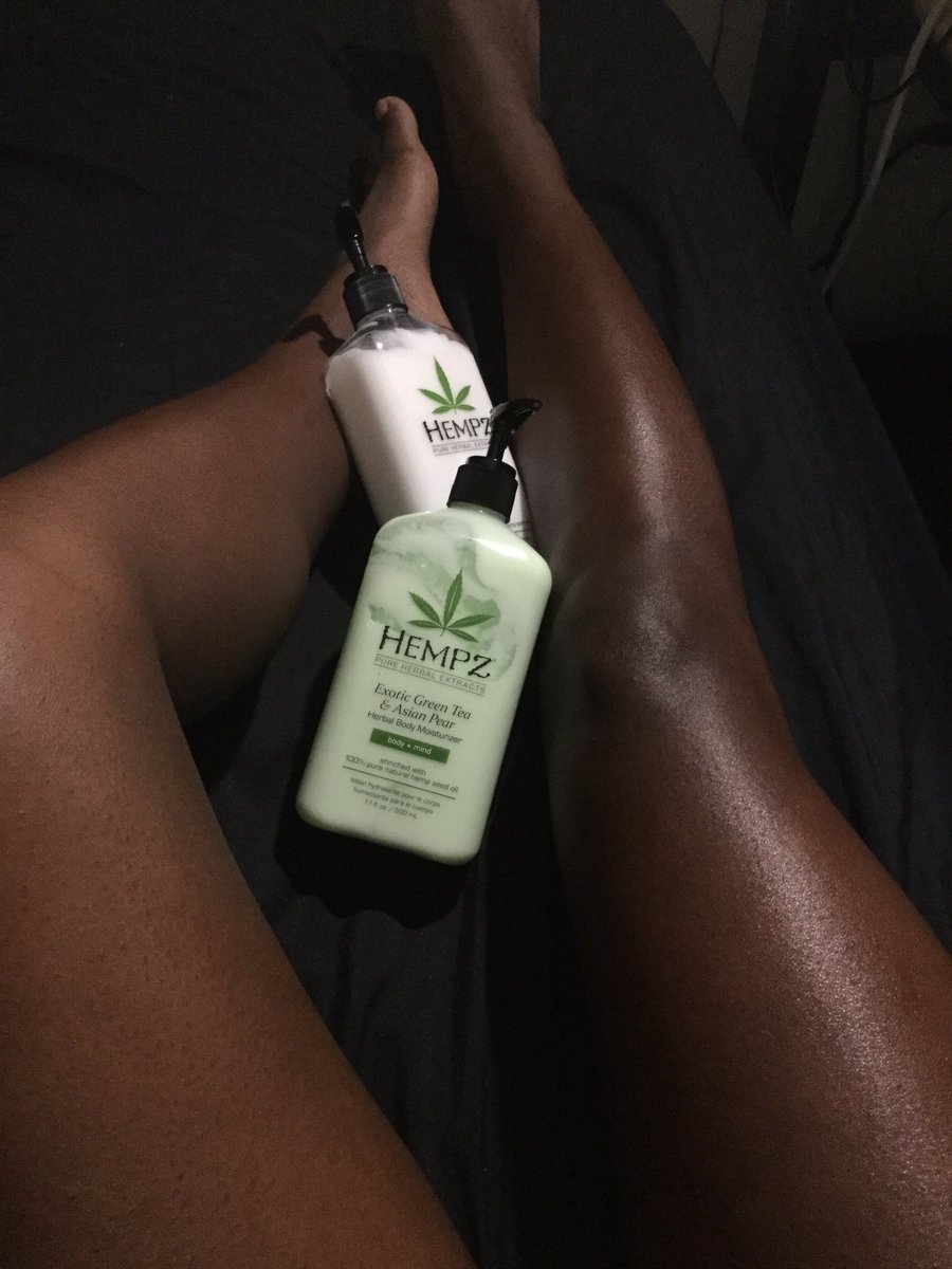 Daisys_Delight's tweet photo. #dermatology #xeroderma #slipperyfeet #naturalfeet
.
.
Lubricated legs and feet 🦶makes me a happy goddess 🤗 https://t.co/horazKLt0v