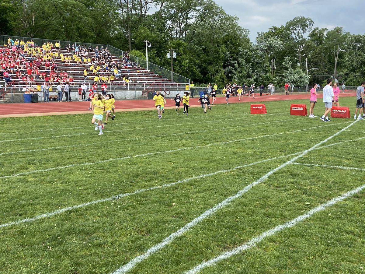 It was great to be back at the HT stadium for our 45th HT Elementary Field Day!!! The students ROCKED IT!!! #normalcy #greatjobHT @Jennings_HTSD @VanSciver_HTSD @Stoy_HTSD @EdisonHtsd @Strawbridg_HTSD