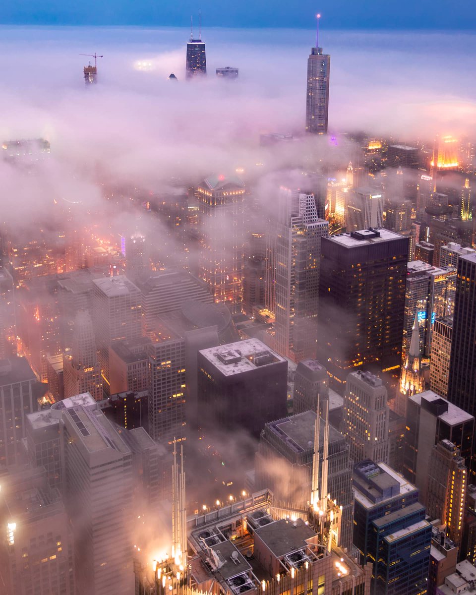 thefacetpixel's tweet photo. Low fog views from @SkydeckChicago , chicago. https://t.co/xoarL8bx4C