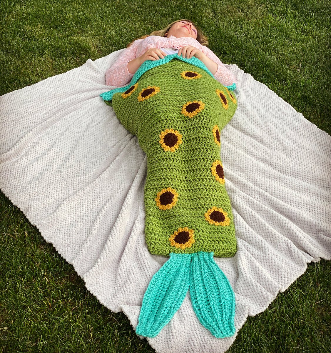 craftykitty89's tweet photo. Weekend vibes 🧜‍♀️ Happy Friday and hope all you little mermaids love this Sunflower Mermaid Blanket that will be released very soon on my blog! 🌻

https://t.co/v251GCNQEm https://t.co/OgV7311W0o