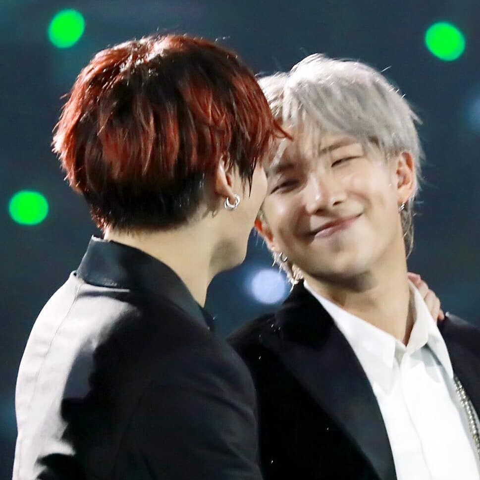 Jungkook haciendo reír a sus hyungs. Un hilo curativo

<a href="/BTS_twt/">방탄소년단</a>