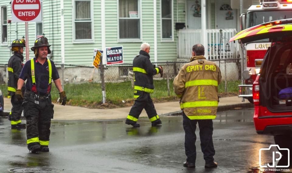 JarviProductio1's tweet image. Great job by @LawrenceFire146 with a quick knock down and quick response with a fire on Willow Street on 05/28/2021. #lawrencemass #lawrencema #lawrencefire #firefighters #firstresponders #jarviproduction @Bfmorty