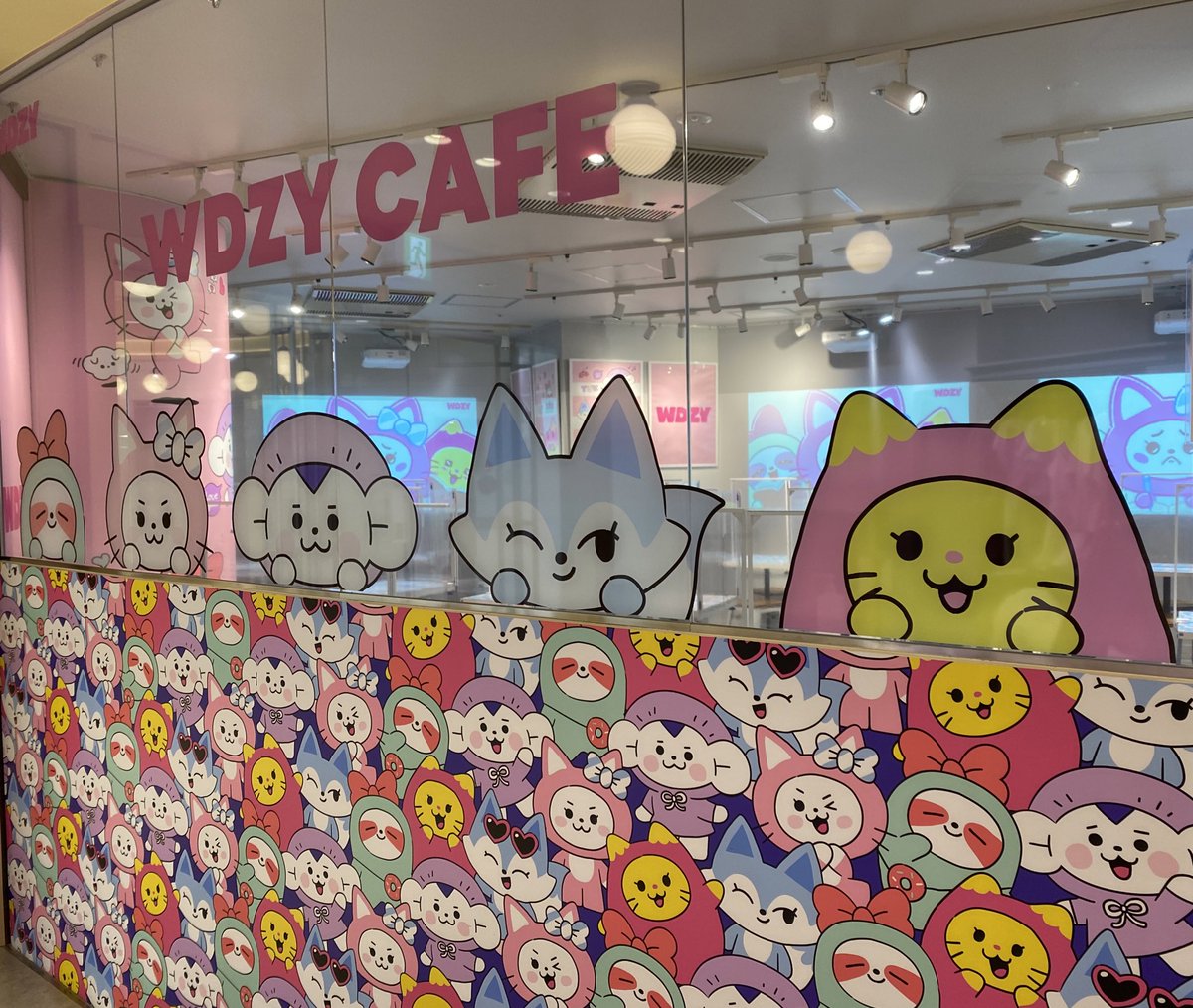 miz_kyaho's tweet photo. 昨日WDZY CAFE in Tokyo行ってきました☕️
内装全てが可愛くて、フードもドリンクも美味しかった🥤🥞
1日ずっとここにいたいぐらい幸せな空間でした🥰
@wdzy_official
#ITZY 
#WDZY 
#WDZYCafe https://t.co/fz1KnZZ0Za