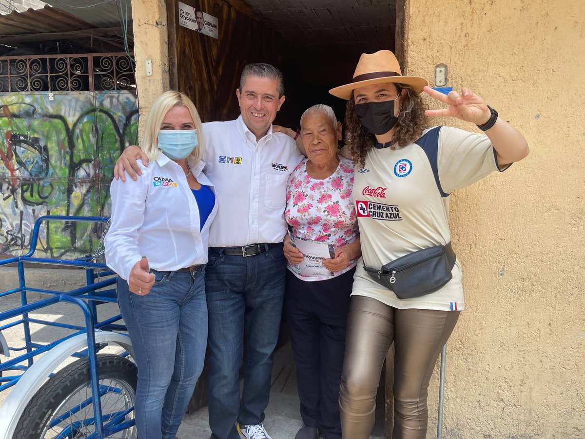 giogutierrezag's tweet photo. En nuestro recorrido por Romero de Terreros nos acompañó mi amiga @marianagc.
Juntos platicamos con vecinas y vecinos de la falta de atención que existe en sus calles.
Con nosotros no estarán abandonados, porque tendrán en mí a un #Alcalde24x7. #GioContigo https://t.co/9DhVDyfgRQ