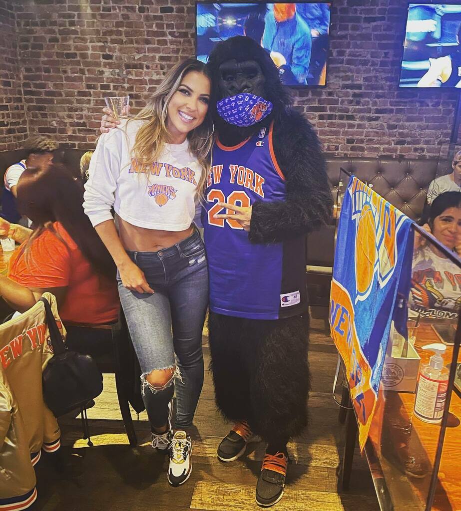 _culturebridge's tweet photo. Knicks nation collision course in Astoria. #nyknicks #sweetspot #nyk #knicksfantv #nba #nyc #knicks #wcw #queens #astoria #ditmars https://t.co/WDpFdVzti1 https://t.co/wsI6czLksB