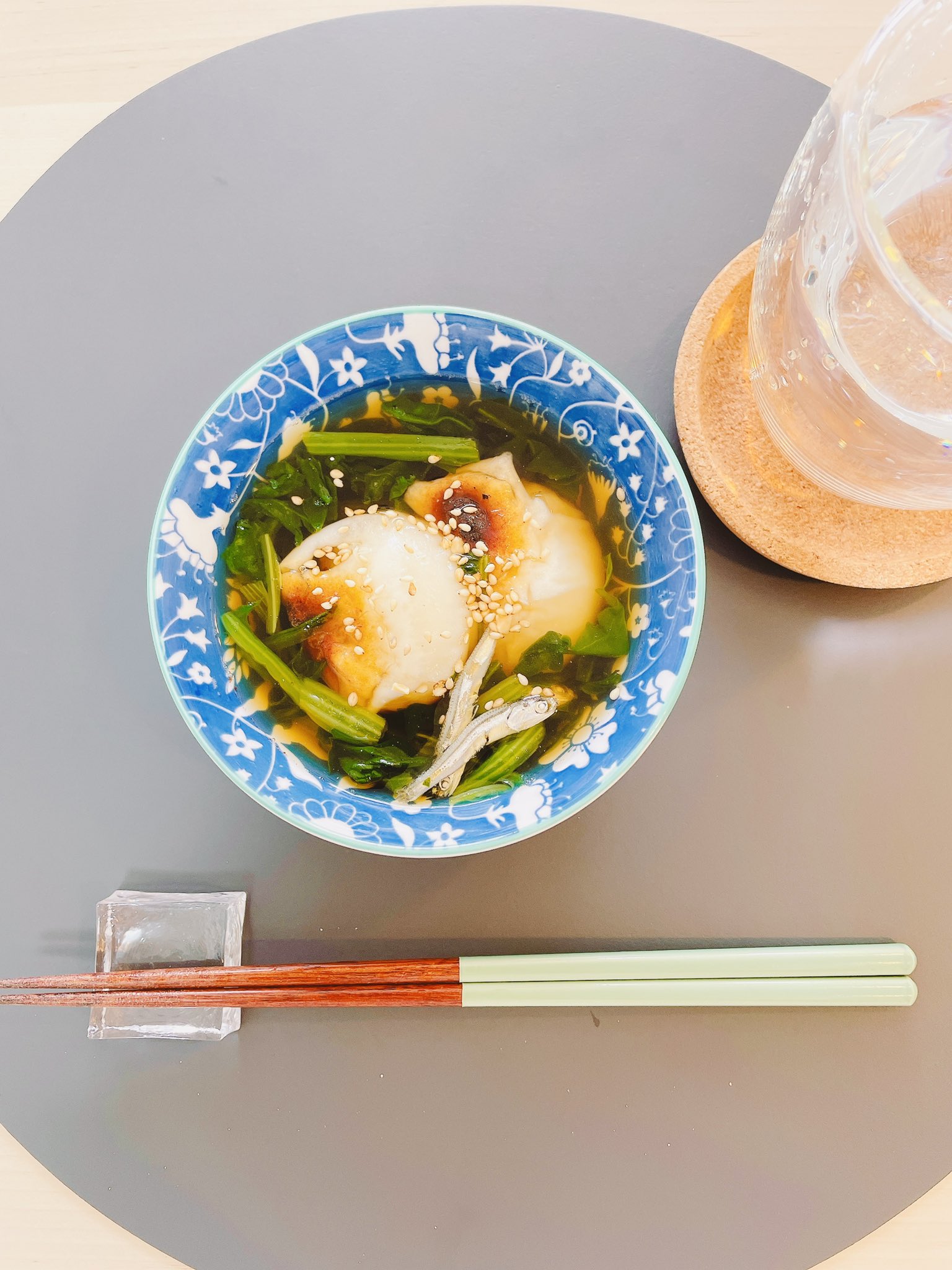 お腹に優しい社会を目指す人 鈴木店長 6日目 朝食 低fodレシピ挑戦中 お雑煮風おすまし 昨日見つけた米粉パンは濃縮豆乳使用だったので 代わりに美味しそうなお餅を買って 今朝はお雑煮風おすましにしました 鈴木店長の腸活 低fod レシピ1週間